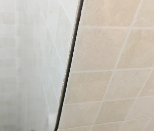 芙蓉瓷砖空鼓维修公司分享阳台瓷砖脱落的修复过程可以分为以下几个步骤