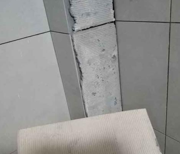 芙蓉瓷砖空鼓维修公司分享下厨房瓷砖脱落的补救措施。